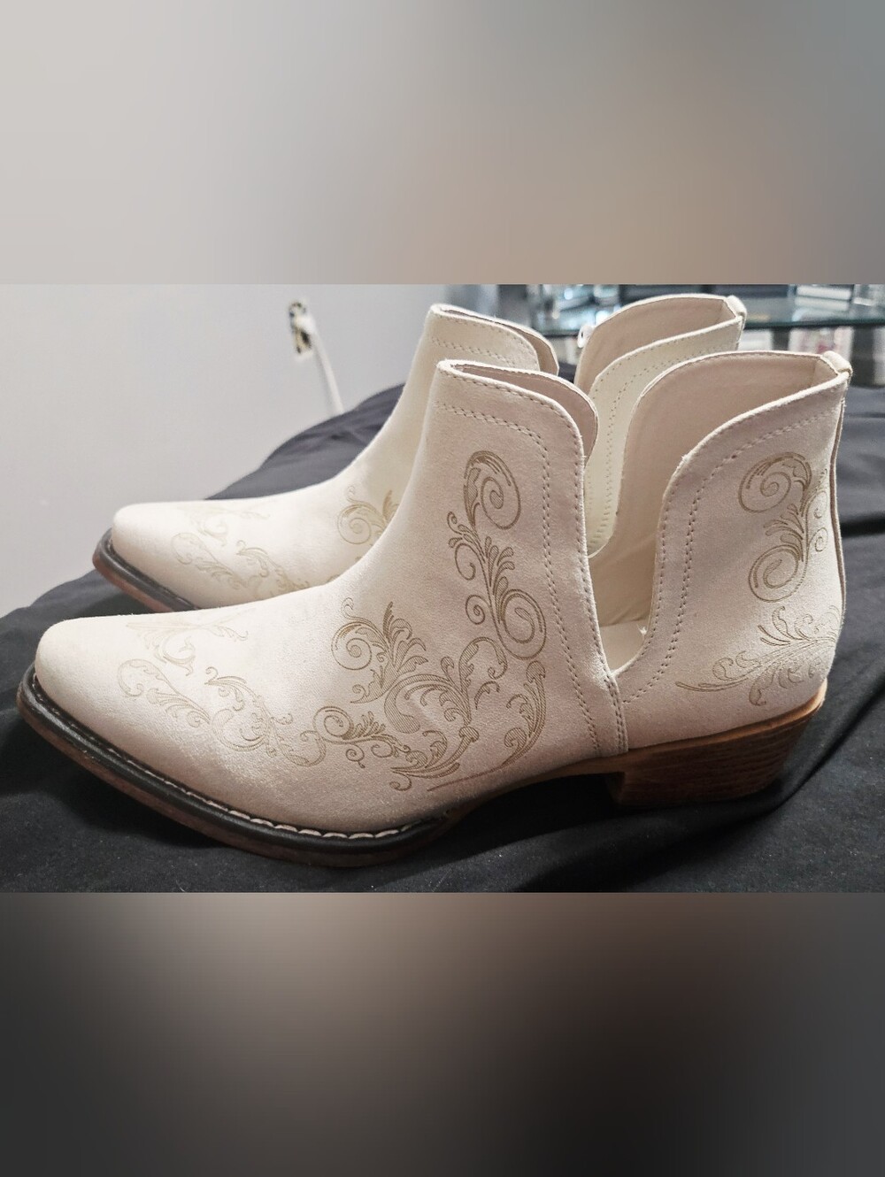 Womens Roper Ava Western Booties-Snip Toe Cream with scroll work design size 9
